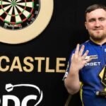 Luke Littler met de overwinning in Newcastle