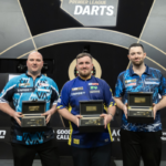 Rob Cross, Luke Littler en Luke Humphries met een prijs bij de premier league darts